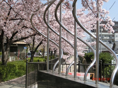モニュメントと桜.jpg